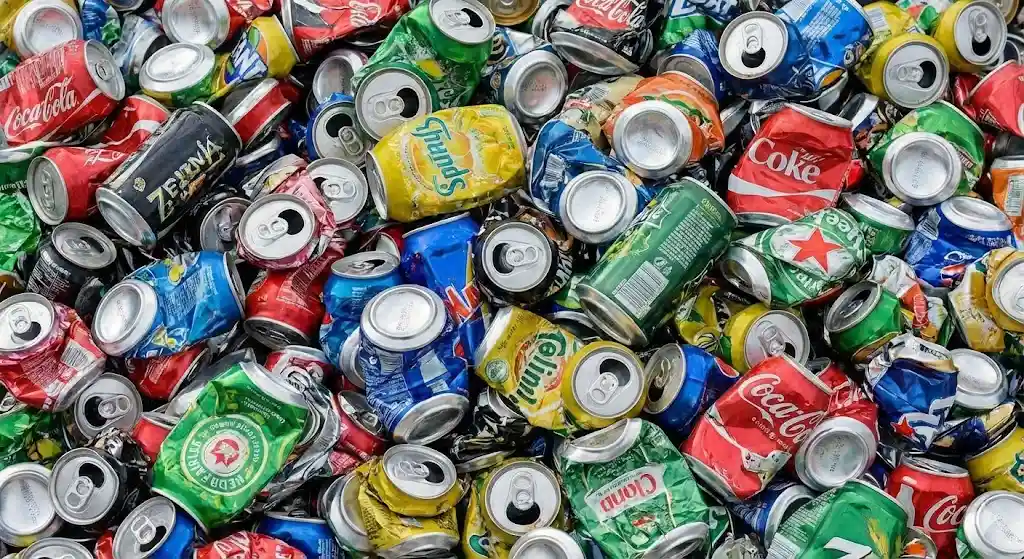 Latas de aluminio chatarra para retiro y reciclaje
