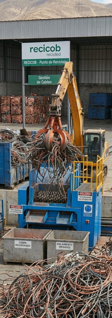 maquinaria-industrial-procesando-el-reciclaje-de-cables-chatarra