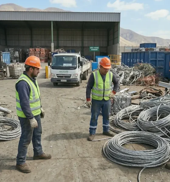Personal de Recicob clasificando cables de aluminio para reciclaje