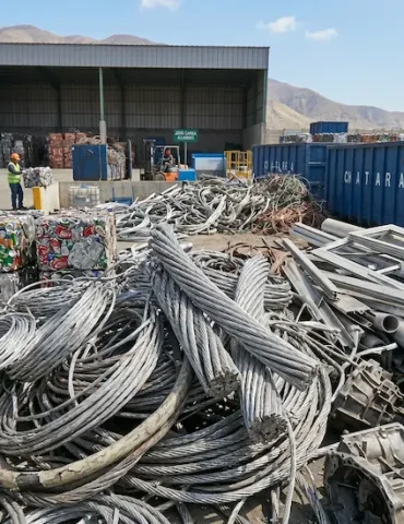 Reciclaje de cables de aluminio y chatarra metálica variada